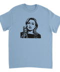 Stilren illustration av Ebba Busch med skarpa kontraster på en ljusblå t-shirt
