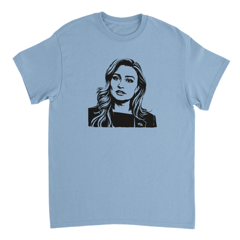 Stilren illustration av Ebba Busch med skarpa kontraster på en ljusblå t-shirt