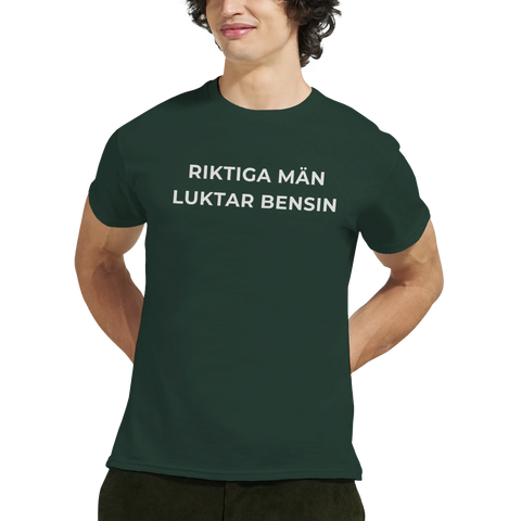 Riktiga män luktar bensin" textmotiv t-shirt herr