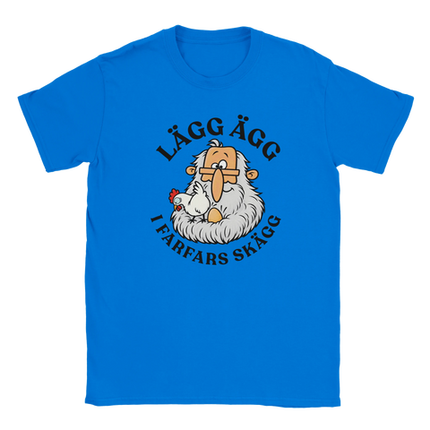 Blå t-shirt med farfar, en höna och texten ”Lägg ägg i farfars skägg”.