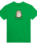 Tecknad uggla sover på gren med texten "SITTER OCH UGGLAR" på grön t-shirt.