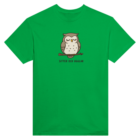 Tecknad uggla sover på gren med texten "SITTER OCH UGGLAR" på grön t-shirt.