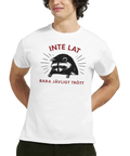 Sarkastisk tvättbjörn med text "INTE LAT BARA JÄVLIGT TRÖTT" på vit t-shirt.