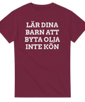 Provokativt citat om praktiska färdigheter i vitt tryck på vinröd t-shirt
