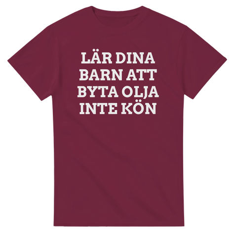 Provokativt citat om praktiska färdigheter i vitt tryck på vinröd t-shirt