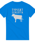 Typiskt Schlätta" text och vit ko-silhuett på klarblå t-shirt.