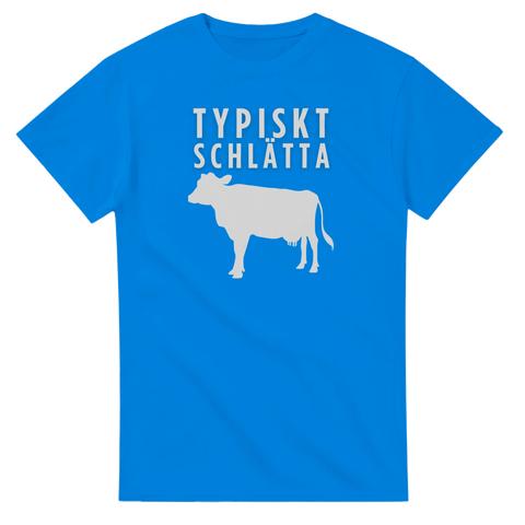 Typiskt Schlätta" text och vit ko-silhuett på klarblå t-shirt.