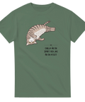 Liggande katt med text "CHILLA ÄR EN SPORT OCH JAG ÄR EN ATLET" på olivgrön t-shirt.