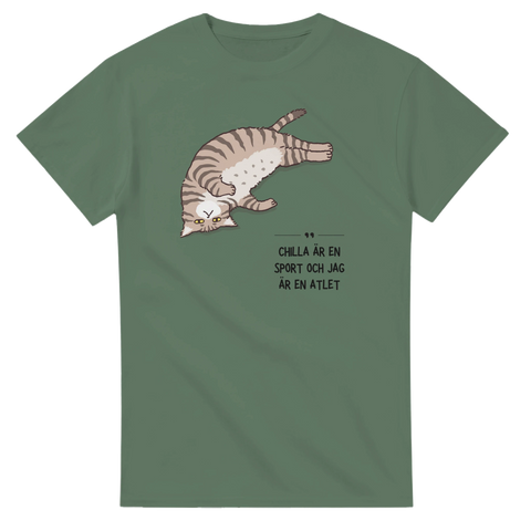 Liggande katt med text "CHILLA ÄR EN SPORT OCH JAG ÄR EN ATLET" på olivgrön t-shirt.