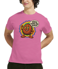 Modell i en rosa t-shirt med en glad kokosnöt med färgglad bakgrund och texten Våga vara dig själv.