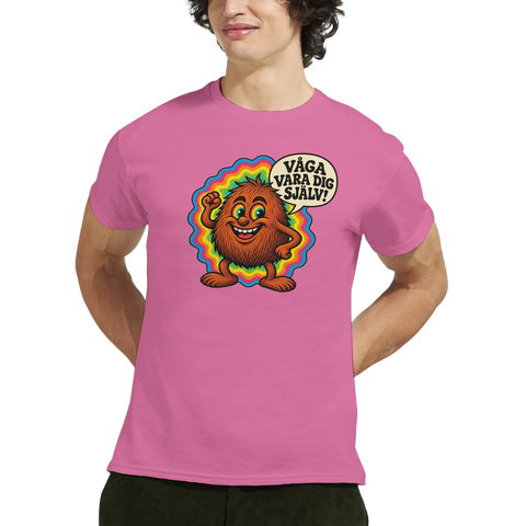 Modell i en rosa t-shirt med en glad kokosnöt med färgglad bakgrund och texten Våga vara dig själv.