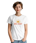 Kvinna i en t-shirt med grafiskt soltryck och texten Sol Tack! – sommarstil