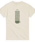 Stilren illustration av en kaffekopp med ånga på en krämvit t-shirt