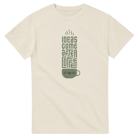 Stilren illustration av en kaffekopp med ånga på en krämvit t-shirt