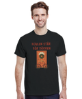 Man bär en svart t-shirt med retro motiv av en röd cykel och julig dörr