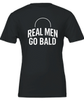 REAL MEN GO BALD" vit text med bågformad linje på svart t-shirt, humoristisk.