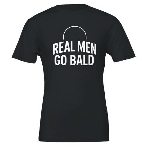 REAL MEN GO BALD" vit text med bågformad linje på svart t-shirt, humoristisk.