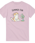 Tecknad orange-vit katt svalkar sig framför fläkt, text "SUMMER FUN", ljusrosa t-shirt.