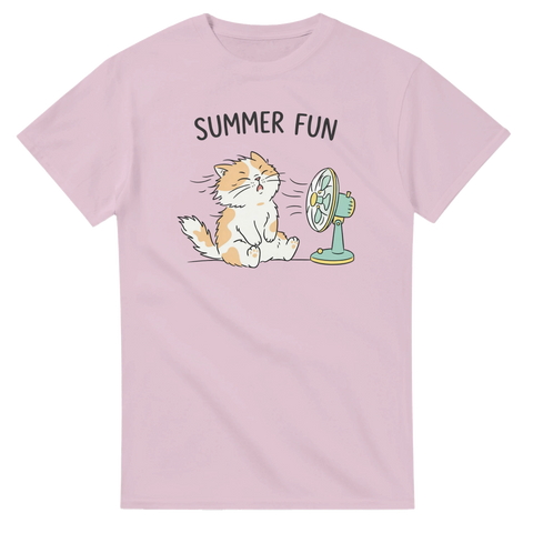 Tecknad orange-vit katt svalkar sig framför fläkt, text "SUMMER FUN", ljusrosa t-shirt.