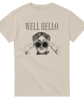 Vintage illustration av kvinna med kikare och texten Well Hello – beige t-shirt