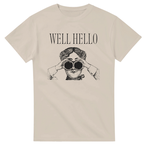 Vintage illustration av kvinna med kikare och texten Well Hello – beige t-shirt