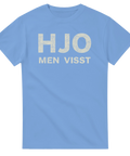 HJO MEN VISST-text i sliten stil på ljusblå t-shirt.