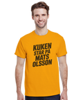 Kuken står på Mats Olsson" text på senapsgul t-shirt, satirisk design.