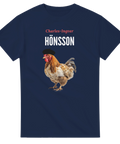 Charles-Ingvar Hönsson humoristiskt tryck med tupp i basker och glasögon på marinblå t-shirt.