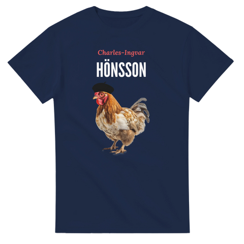 Charles-Ingvar Hönsson humoristiskt tryck med tupp i basker och glasögon på marinblå t-shirt.