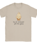 Sandfärgad t-shirt med en retroinspirerad glass och lekfull typografi