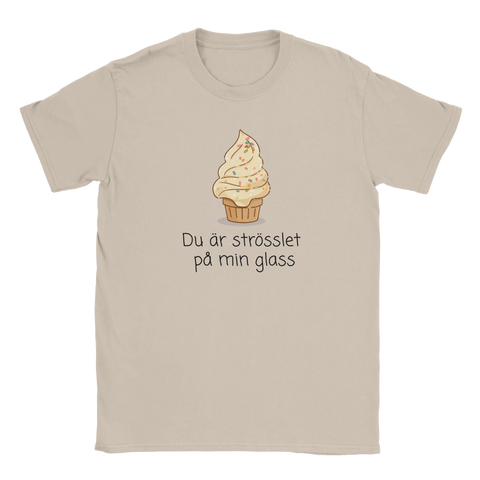 Sandfärgad t-shirt med en retroinspirerad glass och lekfull typografi