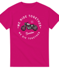 Klassisk motorcykelillustration med text "Sweden" på cerise t-shirt, detaljerad.