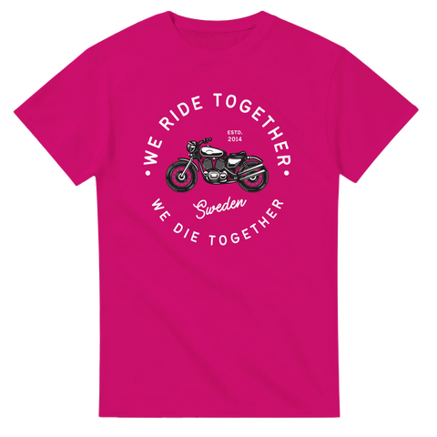 Klassisk motorcykelillustration med text "Sweden" på cerise t-shirt, detaljerad.