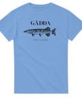Klassiskt gäddmotiv i vintage-stil på en ljusblå t-shirt