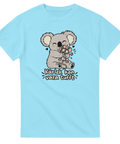Ljusblå t-shirt med en koala som kramar en mus och texten Kärlek kan vara tufft.