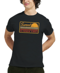 Retro solnedgångstryck med text "Sunset Summer Vibes" på svart t-shirt.