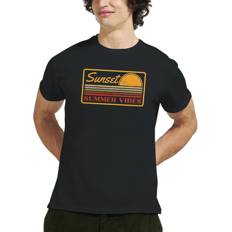 Retro solnedgångstryck med text "Sunset Summer Vibes" på svart t-shirt.