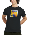 Man bär svart t-shirt med ikoniskt feministiskt motiv i form av ett frimärke