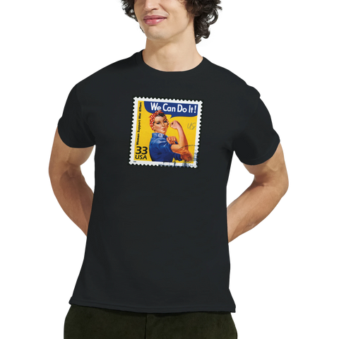 Man bär svart t-shirt med ikoniskt feministiskt motiv i form av ett frimärke