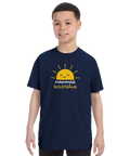 Tecknad sol med texten "Mammas Solstråle" i gult och vitt på marinblå barnt-shirt.