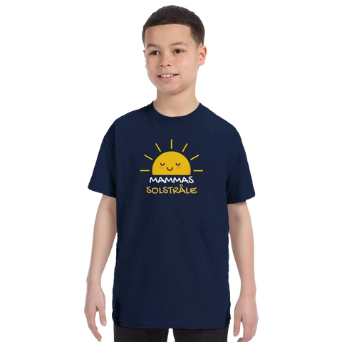 Tecknad sol med texten "Mammas Solstråle" i gult och vitt på marinblå barnt-shirt.