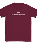 Vit text "Min studentpresent" i lekfullt teckensnitt på vinröd t-shirt med rund hals.