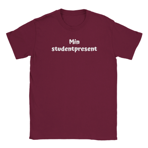 Vit text "Min studentpresent" i lekfullt teckensnitt på vinröd t-shirt med rund hals.