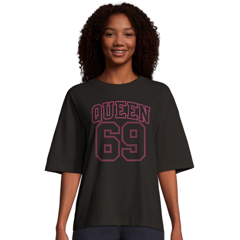 Kvinna bär en mörk oversized t-shirt med rosa Queen 69 motiv