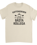 Kaffemotiv med texten Kaffemaskinen är min bästa kollega på beige t-shirt