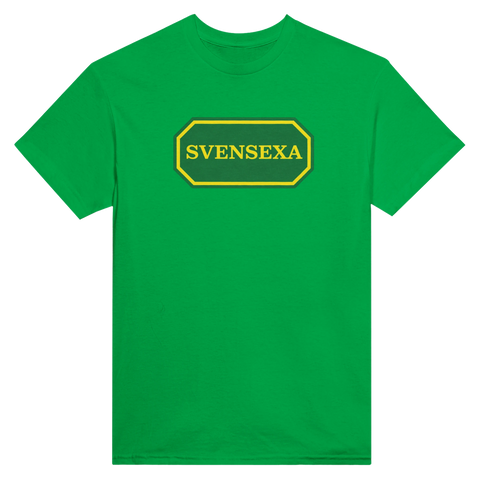 Grön t-shirt med gult Svensexa-citat för enhetlig grupplook
