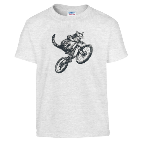 Grafisk illustration av en katt som hoppar med mountainbike på gråmelerad barntröja