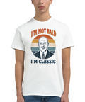 Man bär en vit t-shirt med humoristiskt retro-tryck för flintskalliga