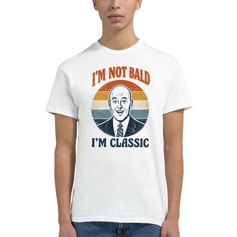 Man bär en vit t-shirt med humoristiskt retro-tryck för flintskalliga