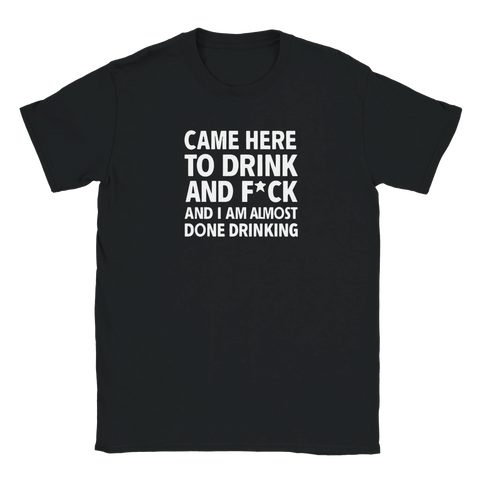 Svart t-shirt med rak och satirisk textdesign för festkvällen